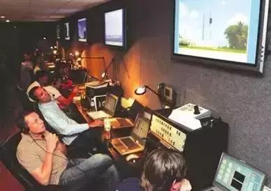 特斯拉老闆媽媽才叫厲害！68歲拍雜誌照，打5份工，單身40年養育了億萬富翁兒子！