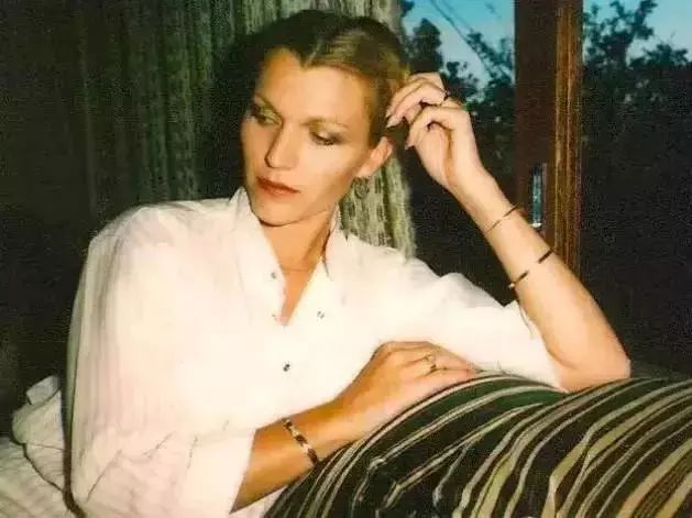 特斯拉老闆媽媽才叫厲害！68歲拍雜誌照，打5份工，單身40年養育了億萬富翁兒子！