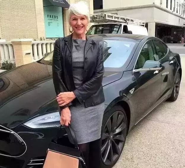 特斯拉老闆媽媽才叫厲害！68歲拍雜誌照，打5份工，單身40年養育了億萬富翁兒子！