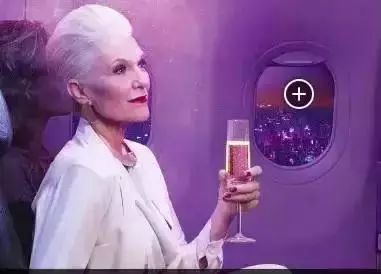 特斯拉老闆媽媽才叫厲害！68歲拍雜誌照，打5份工，單身40年養育了億萬富翁兒子！