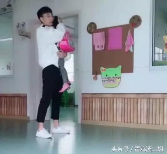相差17歲的哥哥去幼稚園接妹妹，妹妹跑到哥哥懷裡要抱抱，接下來這一幕，網友看後不淡定了