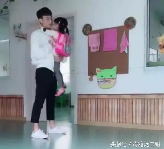 相差17歲的哥哥去幼稚園接妹妹，妹妹跑到哥哥懷裡要抱抱，接下來這一幕，網友看後不淡定了