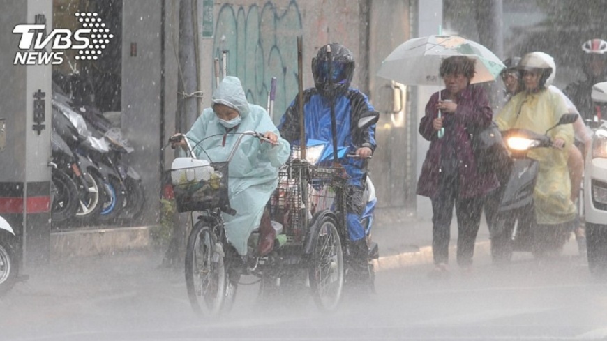 這波雨超髒！冷氣團發威「週六超大雷雨襲來」最低溫剩10度　第2波冷空氣接力來「這天開始回暖」