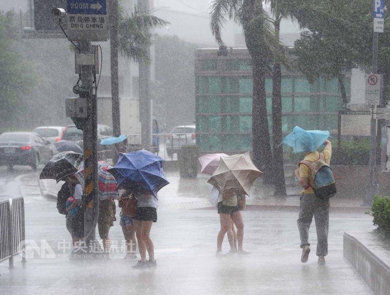 這波雨超髒！冷氣團發威「週六超大雷雨襲來」最低溫剩10度　第2波冷空氣接力來「這天開始回暖」
