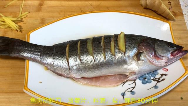 20年大廚獨家秘訣！清蒸魚一定要醃製，魚肉不腥又鮮又嫩