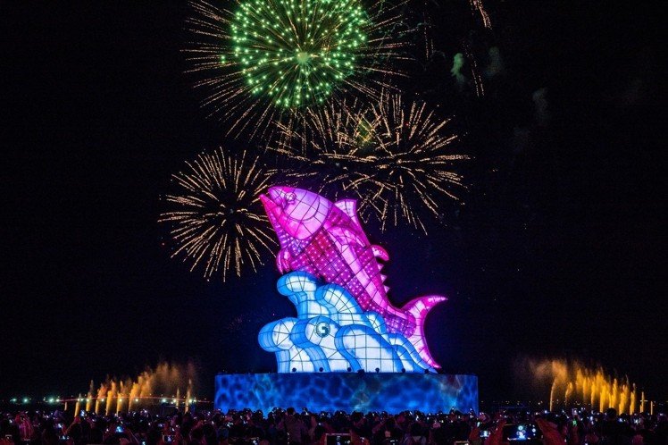 還沒結束！台灣燈會「最夢幻生命樹」成大鵬灣人氣王　政府決定「把它移到這裡」繼續發光