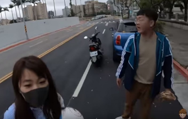 突然開車門！蔡阿嘎載妻「差點強碰轎車」　對方下車嗆「林北在吃薯條啦」結果完蛋了
