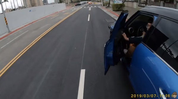 突然開車門！蔡阿嘎載妻「差點強碰轎車」　對方下車嗆「林北在吃薯條啦」結果完蛋了