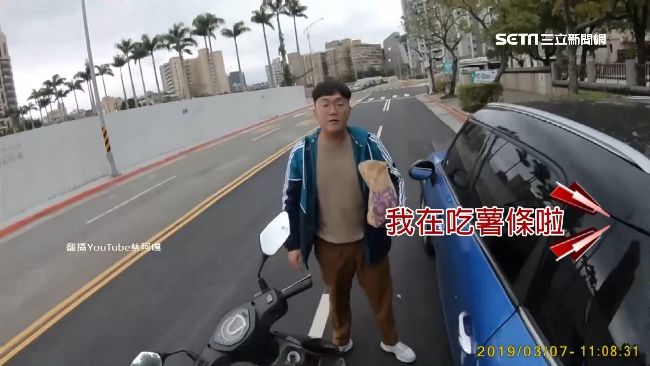 突然開車門！蔡阿嘎載妻「差點強碰轎車」　對方下車嗆「林北在吃薯條啦」結果完蛋了