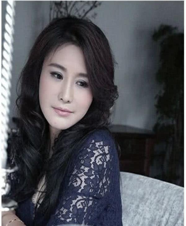 一場戲一見鍾情!夫妻「相差23歲」甜蜜恩愛 丈夫走後5年「為愛女振作復出」實力不減