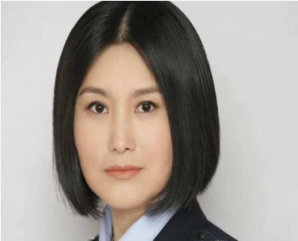 一場戲一見鍾情!夫妻「相差23歲」甜蜜恩愛 丈夫走後5年「為愛女振作復出」實力不減