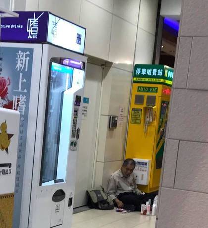 高雄阿伯沙啞問：「要不要買筆？」　上前一問「超吃驚金額」讓全台網友暴動了