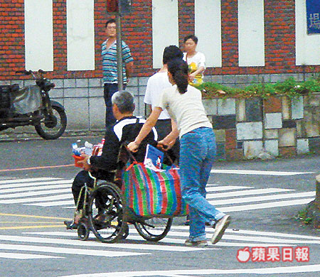 高雄阿伯沙啞問：「要不要買筆？」　上前一問「超吃驚金額」讓全台網友暴動了