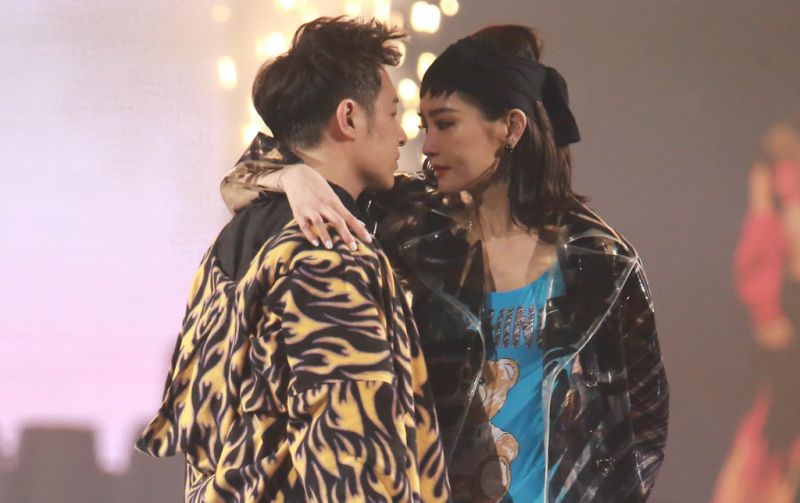 驚喜現身!謝金燕復出「穿開高衩泳衣」出場超失控 下一秒她「突然脫稿演出」潘瑋柏傻眼直冒冷汗