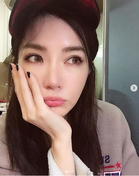 驚喜現身!謝金燕復出「穿開高衩泳衣」出場超失控 下一秒她「突然脫稿演出」潘瑋柏傻眼直冒冷汗