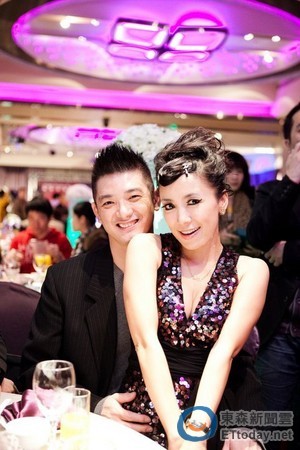 同樣有過失敗婚姻！失婚謝麗金露面「喊話姊弟戀」  帶小孩力挺「獨自撫養7歲女兒」的他