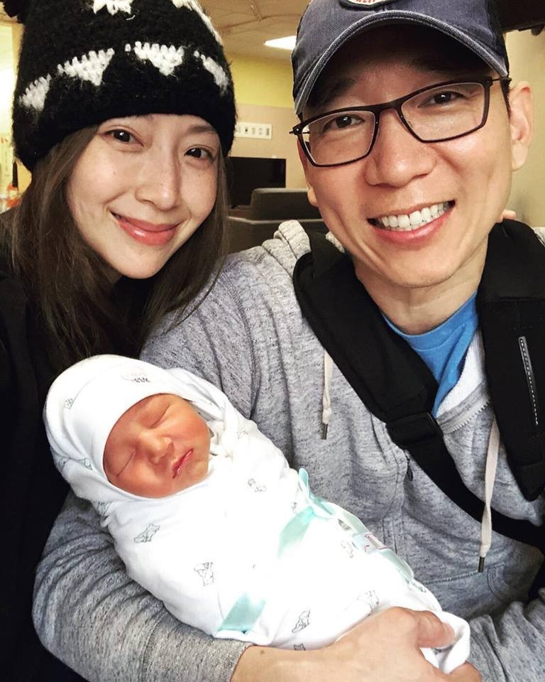 罕見露臉!隋棠2個月兒「體重已破7公斤」暴風成長 老公曬「Olie皺眉畫面」網驚呼:好成熟的臉