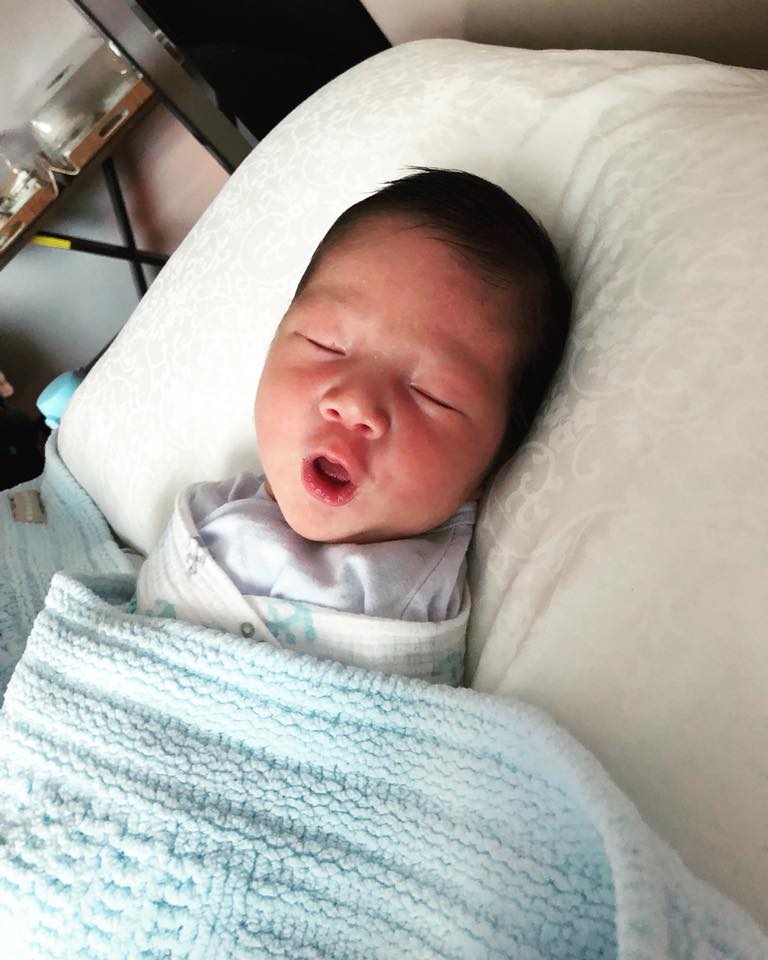 罕見露臉!隋棠2個月兒「體重已破7公斤」暴風成長 老公曬「Olie皺眉畫面」網驚呼:好成熟的臉