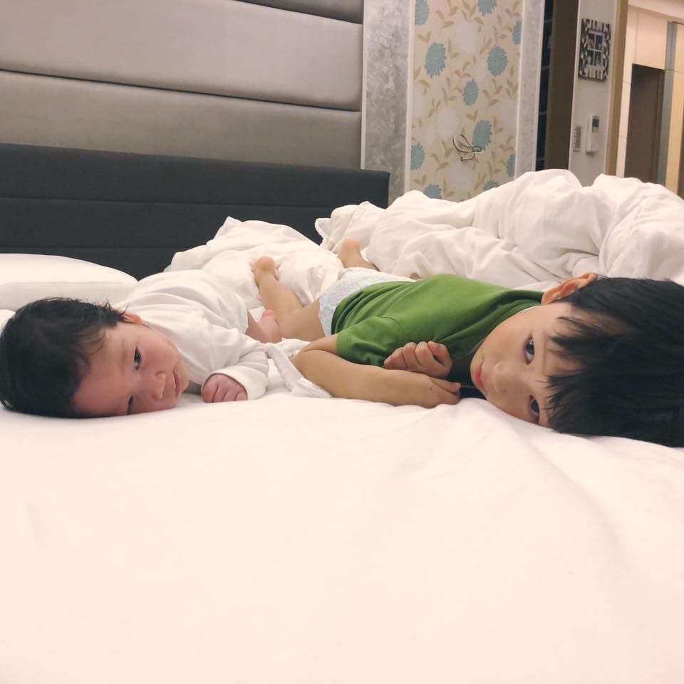 罕見露臉!隋棠2個月兒「體重已破7公斤」暴風成長 老公曬「Olie皺眉畫面」網驚呼:好成熟的臉