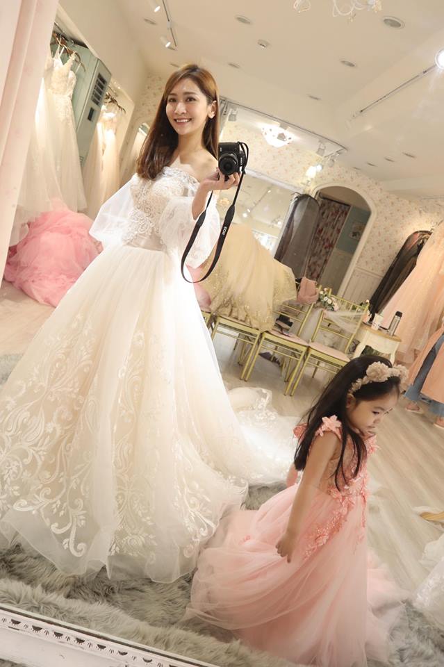 跑來婚禮鬧場！老公前女友「穿深V禮服」嬌喊：皇上～　婆婆當場「直接霸氣處理掉她」