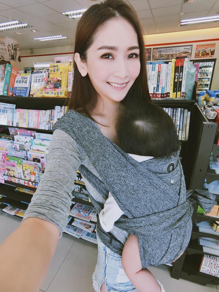 跑來婚禮鬧場！老公前女友「穿深V禮服」嬌喊：皇上～　婆婆當場「直接霸氣處理掉她」