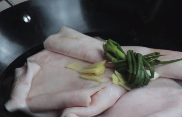 「幾十塊錢的豬皮」老媽用秘製配方做，全家都喜歡吃「美味下飯」一大盤子沒夠吃