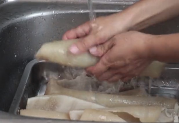 「幾十塊錢的豬皮」老媽用秘製配方做，全家都喜歡吃「美味下飯」一大盤子沒夠吃