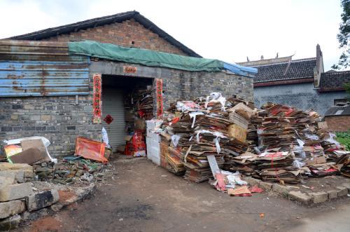 我遠嫁每月給父親寄3千，老鄉說父親上街撿垃圾，匆匆趕回愣了