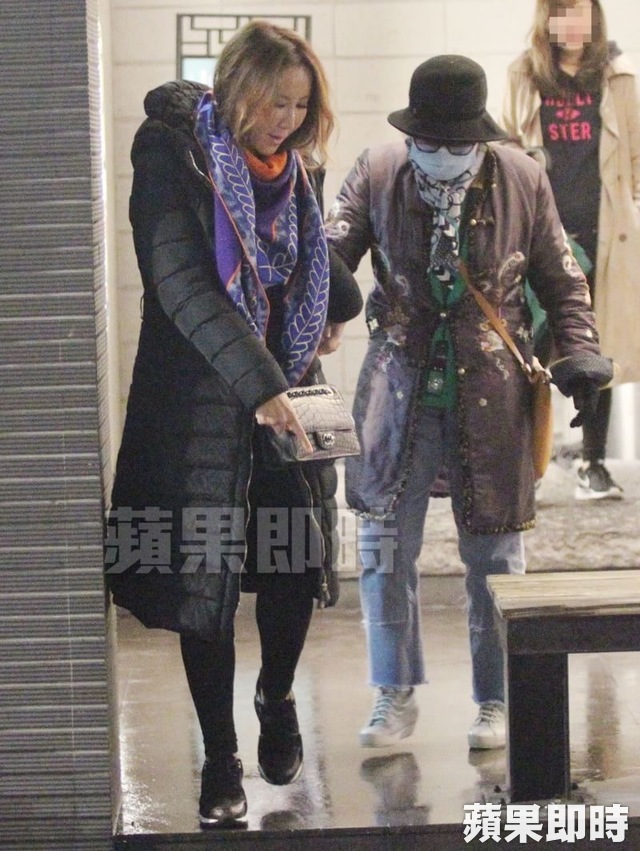 李玟來台「化身人肉拐杖」隨侍80歲母親！擔心媽媽再也聽不到「全程貼心夾菜」母女情深