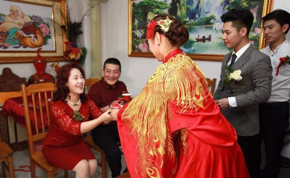 出身離異家庭！媽媽改嫁「爸爸再娶我不喜歡繼母」　婚禮上「親媽和繼母都給我一張卡」一查金額我傻了