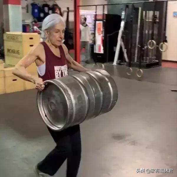 72歲老奶奶堅持健身13年！自律到教練都佩服「是我偶像」如今活成優雅女神：90歲想自己上廁所
