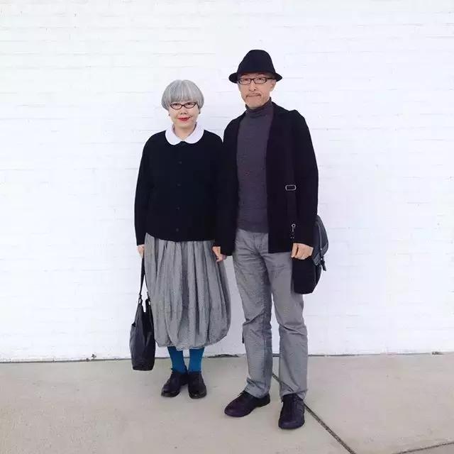 最浪漫的事就是和你「穿一輩子情侶裝」，63歲老太一家三口超會穿搭：老了我也要這樣穿！