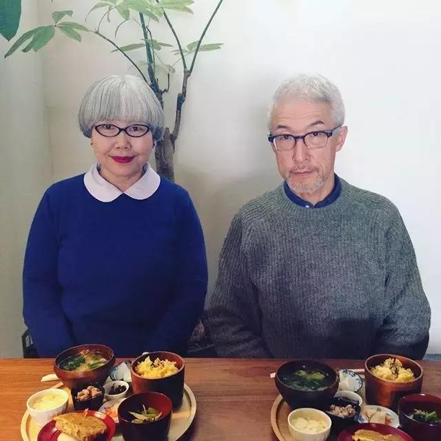 最浪漫的事就是和你「穿一輩子情侶裝」，63歲老太一家三口超會穿搭：老了我也要這樣穿！