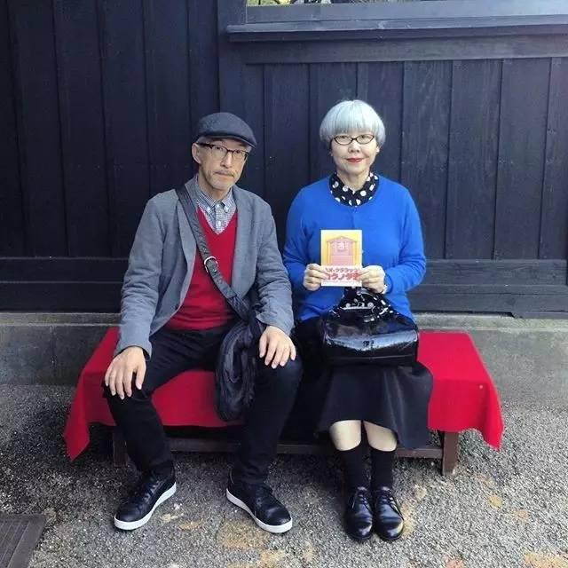 最浪漫的事就是和你「穿一輩子情侶裝」，63歲老太一家三口超會穿搭：老了我也要這樣穿！