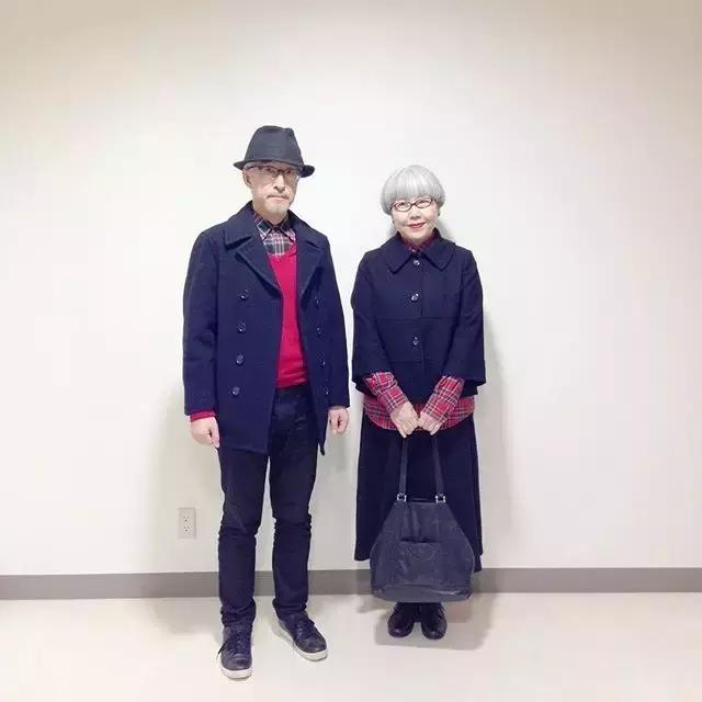 最浪漫的事就是和你「穿一輩子情侶裝」，63歲老太一家三口超會穿搭：老了我也要這樣穿！