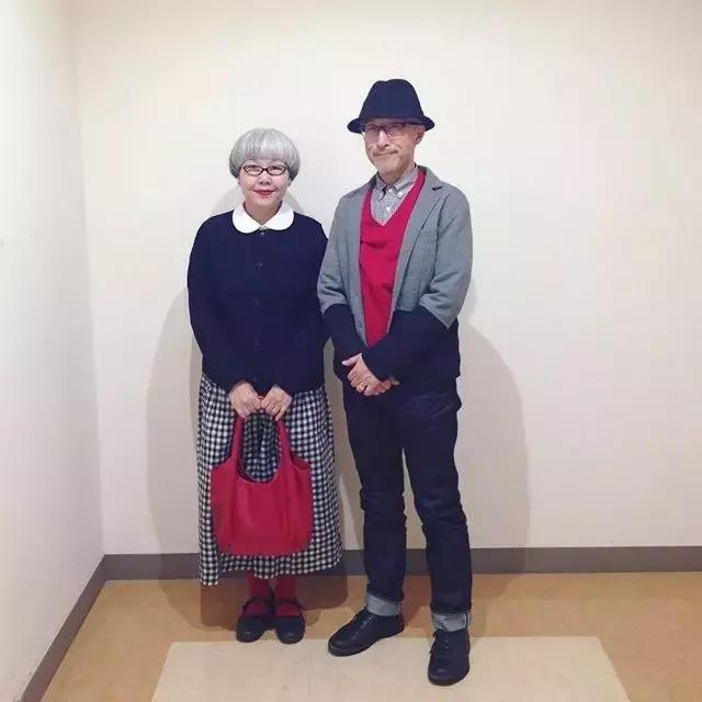 最浪漫的事就是和你「穿一輩子情侶裝」，63歲老太一家三口超會穿搭：老了我也要這樣穿！