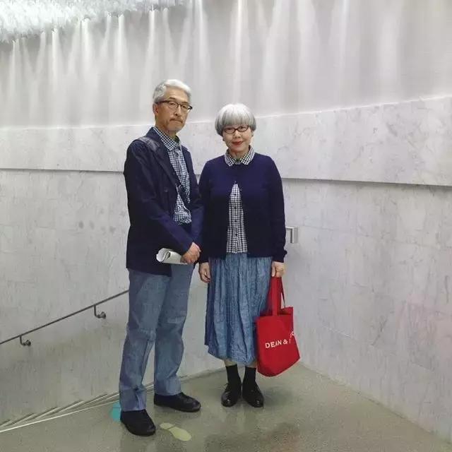最浪漫的事就是和你「穿一輩子情侶裝」，63歲老太一家三口超會穿搭：老了我也要這樣穿！