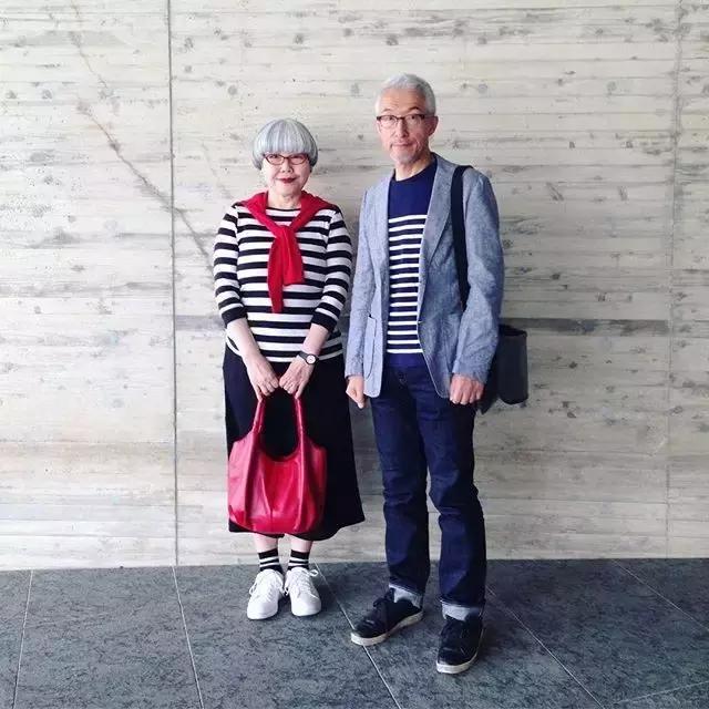最浪漫的事就是和你「穿一輩子情侶裝」，63歲老太一家三口超會穿搭：老了我也要這樣穿！