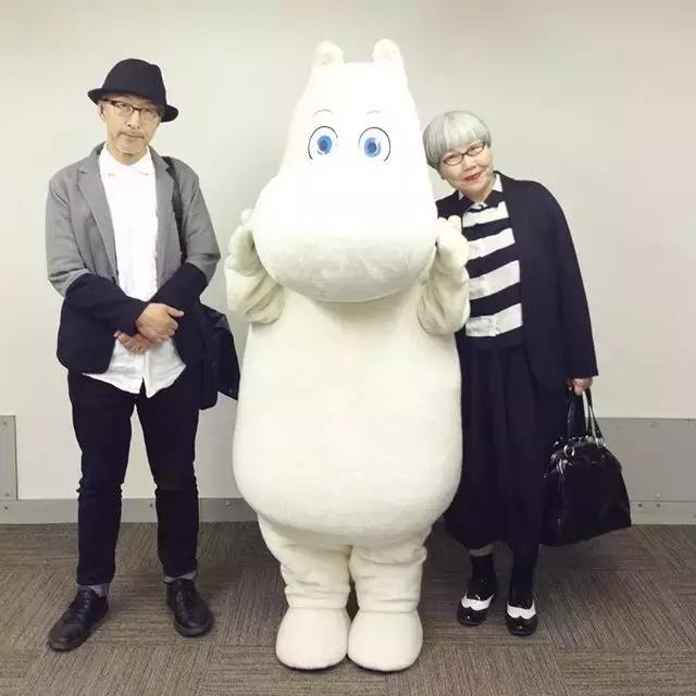 最浪漫的事就是和你「穿一輩子情侶裝」，63歲老太一家三口超會穿搭：老了我也要這樣穿！
