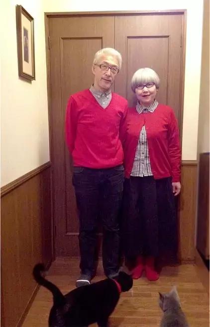 最浪漫的事就是和你「穿一輩子情侶裝」，63歲老太一家三口超會穿搭：老了我也要這樣穿！