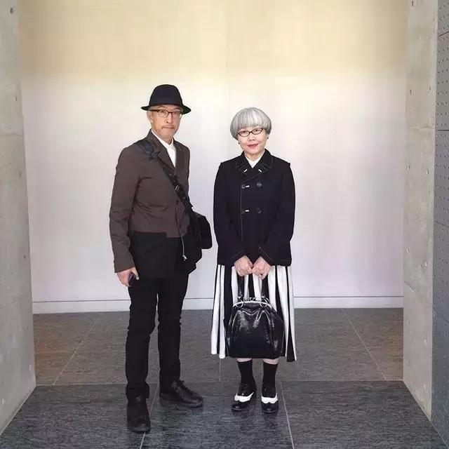 最浪漫的事就是和你「穿一輩子情侶裝」，63歲老太一家三口超會穿搭：老了我也要這樣穿！