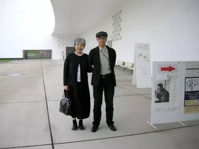 最浪漫的事就是和你「穿一輩子情侶裝」，63歲老太一家三口超會穿搭：老了我也要這樣穿！
