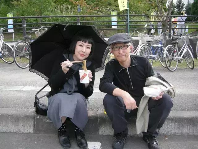 最浪漫的事就是和你「穿一輩子情侶裝」，63歲老太一家三口超會穿搭：老了我也要這樣穿！