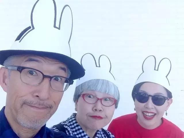 最浪漫的事就是和你「穿一輩子情侶裝」，63歲老太一家三口超會穿搭：老了我也要這樣穿！
