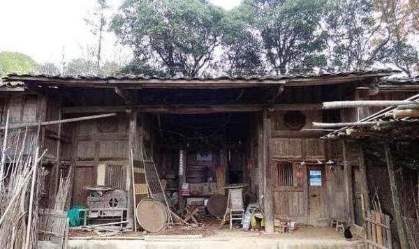 初次登門的準兒媳，見慘不忍睹的公婆家，竟做了「讓全村人驚訝的事」！