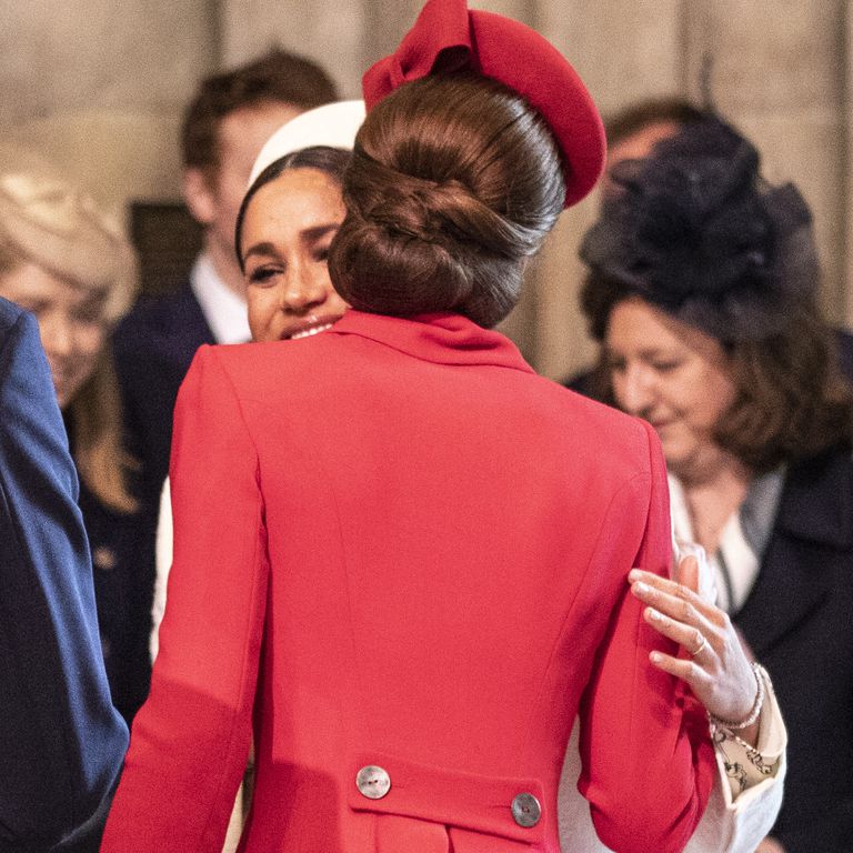 英國王室久違合體　梅根見到凱特「突如其來上前一個舉動」記者暴動狂拍：哈利威廉也被嚇一跳！