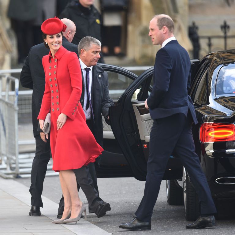 英國王室久違合體　梅根見到凱特「突如其來上前一個舉動」記者暴動狂拍：哈利威廉也被嚇一跳！