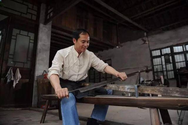 他造的三把劍，一把賣出高價，一把開創歷史，一把為金庸所邀