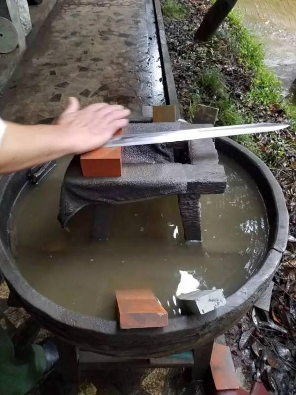 他造的三把劍，一把賣出高價，一把開創歷史，一把為金庸所邀