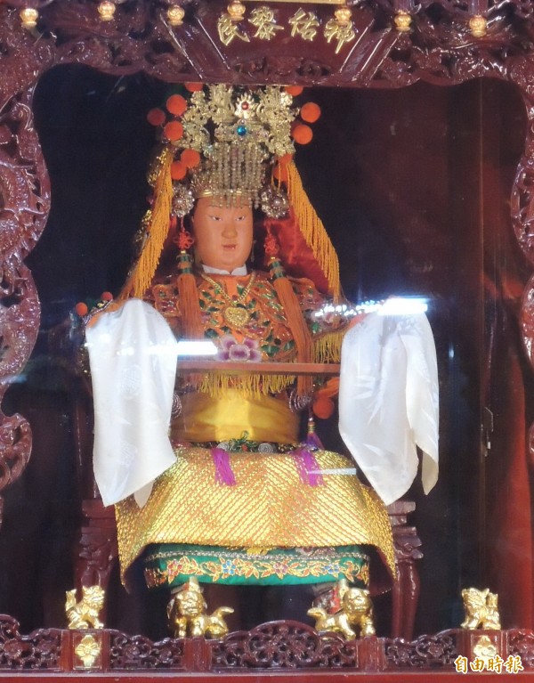 媽祖要她別怕!阿嬤求子孫平安「無助縮在牆角」 白沙屯娘娘突然轉向「展現神蹟」